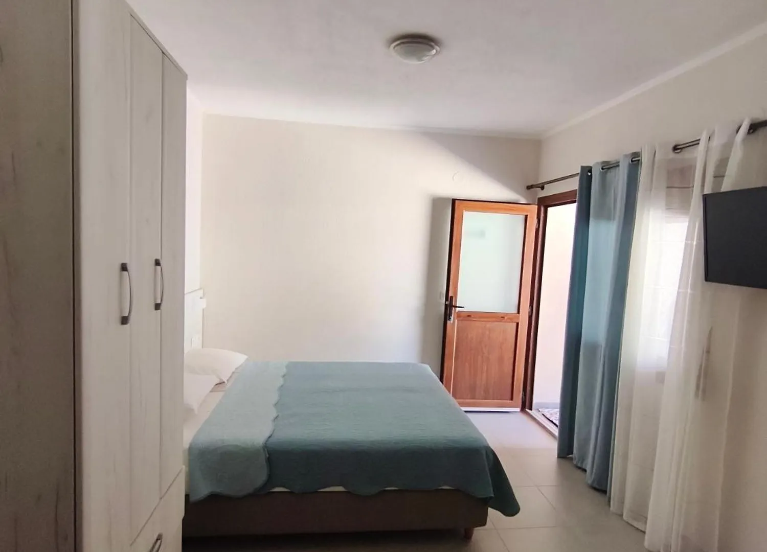 Daniela Apartments Nea Roda 0*,