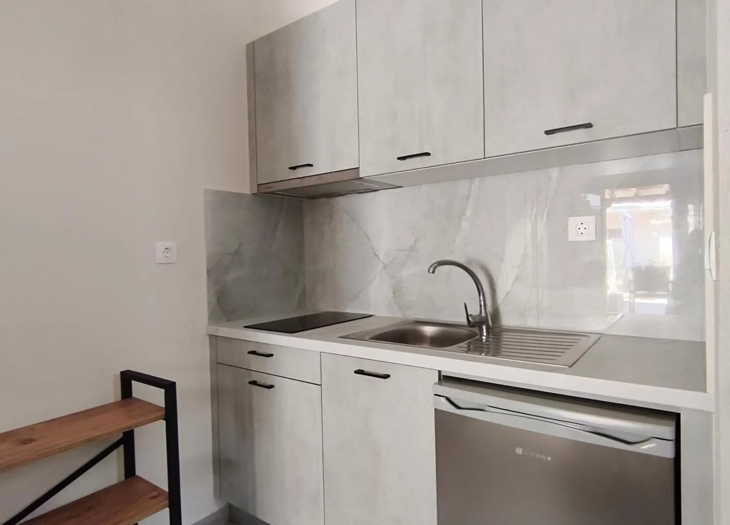 Daniela Apartments Nea Roda 0*,